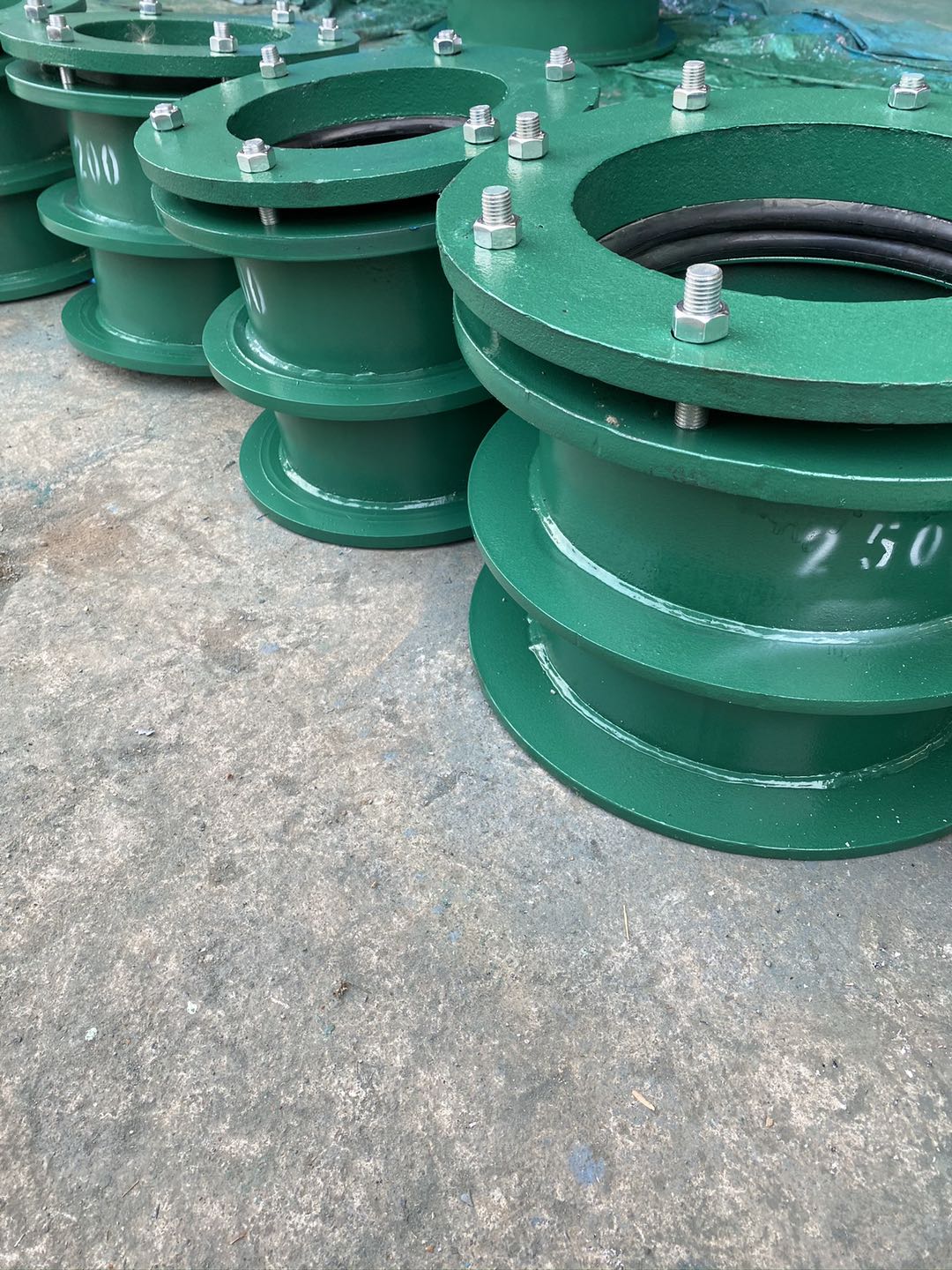 ���Է�ˮ�׹��������ڹܵ�����ǽ��֮��